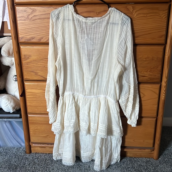 Beautiful NBW lace midi dress from American Eagle - Picture 3 of 3